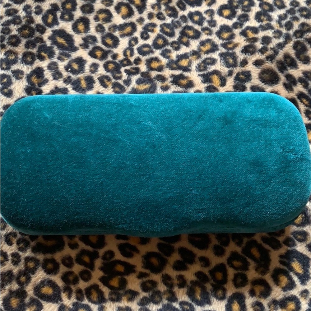 Green velvet Gucci sunglass case - Picture 2 of 3